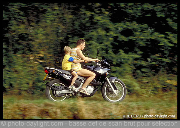 père et enfant à moto - father and child on motorcycle